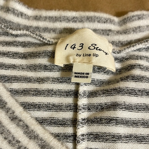 1.4.3. Story by Line Up Here I Go Again Ruffle Sleeve Top| Small - Picture 7 of 9